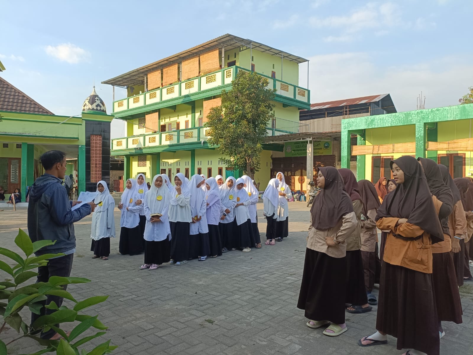 Pondok Pesantren Hamalatul Qur’an Ringinagung: Mencetak Generasi Muslimah Insan Kamil Hamilil Qur’an Lafdhon wa Ma’nan wa ‘Amalan